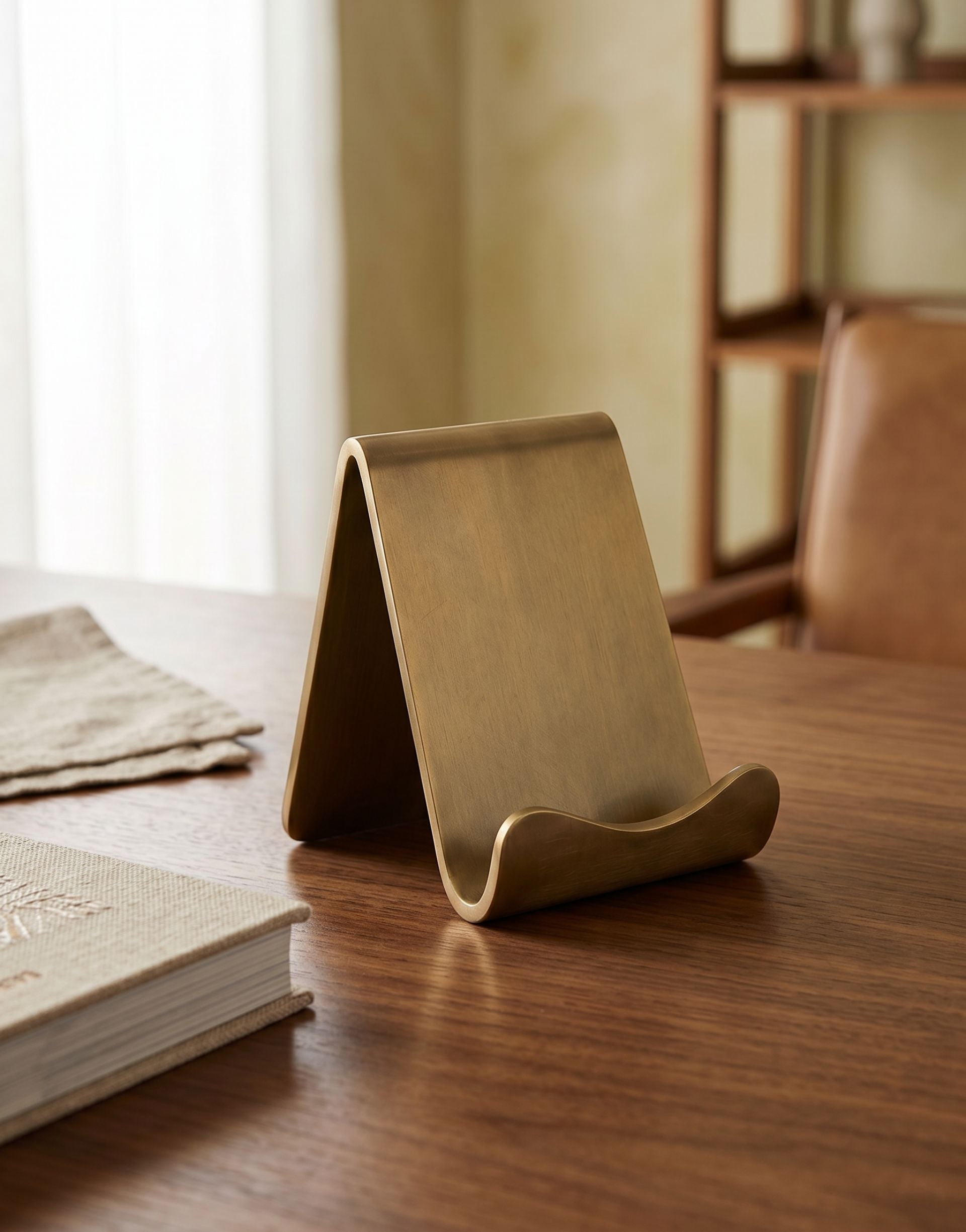 Tek: Brass Phone Stand